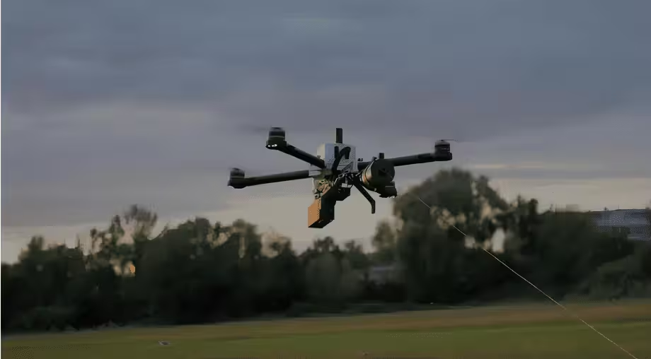 Дрон с управлением на оптоволокне