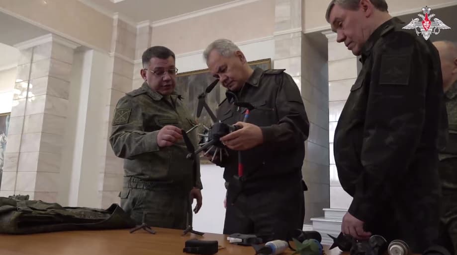 Serguéi Shoigú inspecciona un dron interceptor