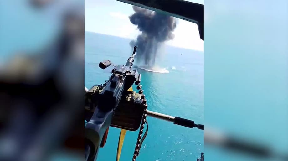 Imagen de la destrucción de la lancha kamikaze Magura-V5