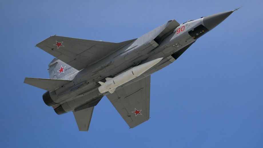 MiG-31K armed with a hypersonic missile "Kinzhal"