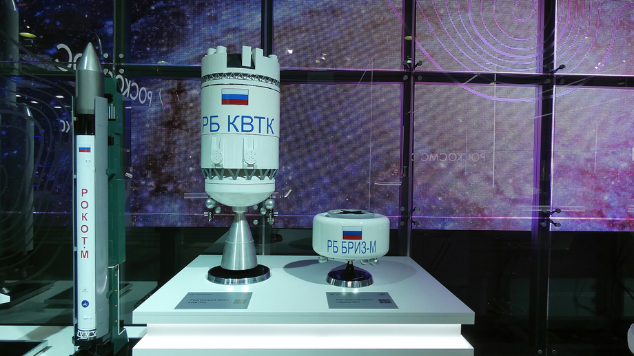 Maqueta de los bloques de aceleracion KVTK y "Briz-M" en el salon aeronautico "MAKS-2021". 