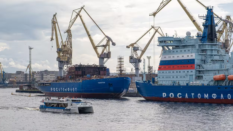 El rompehielos nuclear "Chukotka" junto a la Planta Báltica