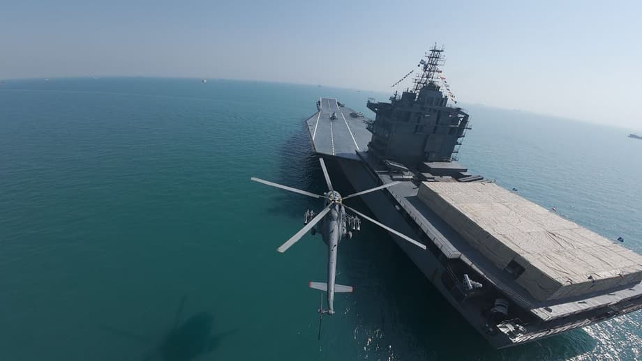 Buque porta aviones del grupo aéreo "Shahid Bahman Bagheri" de la Armada de Irán