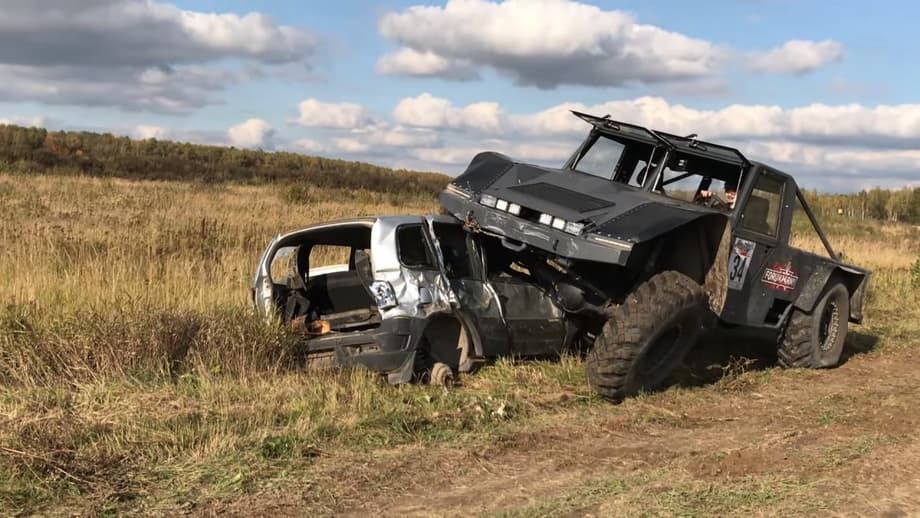 El pickup con dos pasajeros superó fácilmente la pista de obstáculos en forma de zanjas y otros objetos. Es capaz de atravesar sin preparación un vado de dos metros de profundidad.