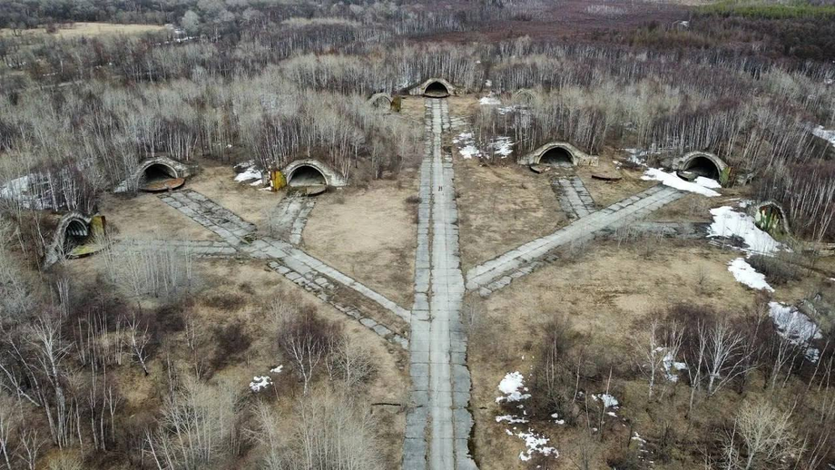 Заброшенный аэродром для стратегической авиации с железобетонными укрытиями в Сахалинской области