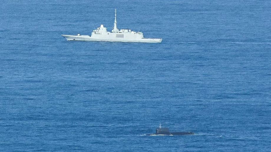 Фрегат ВМС Франции сопровождает Б-261 «Новороссийск»