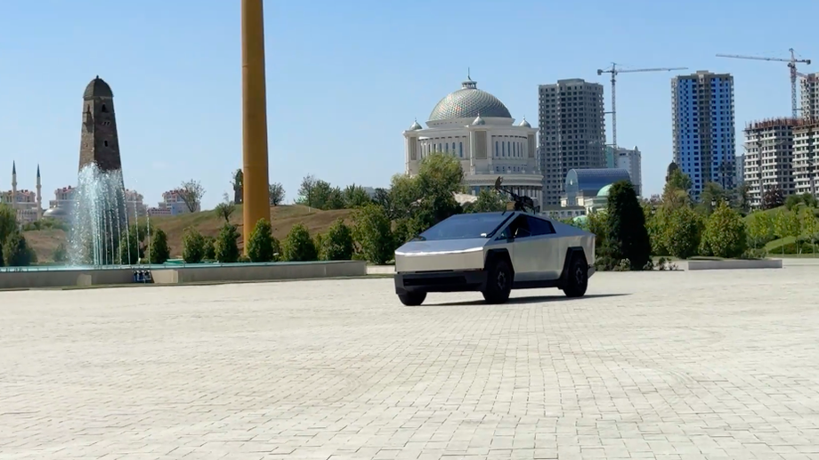 Tesla Cybertruck с пулемётом