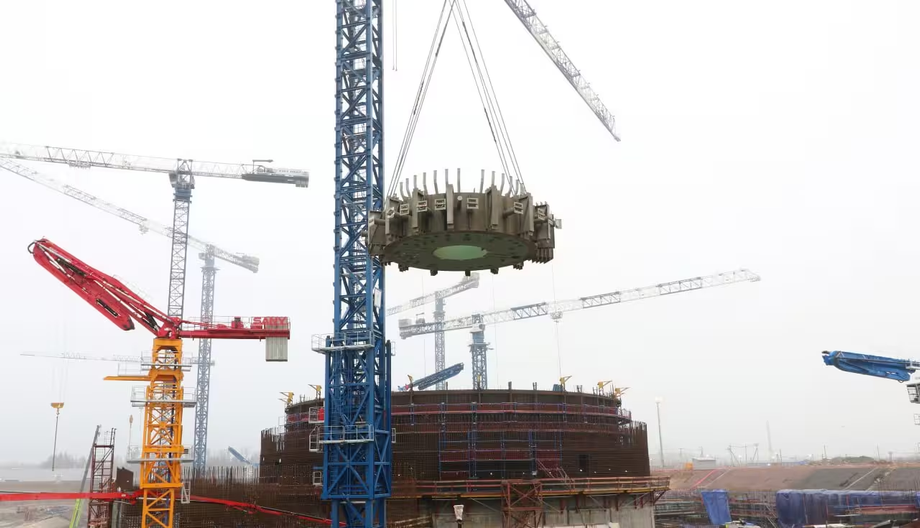 Монтаж фермы-консоли на третьем энергоблоке Ленинградской АЭС-2