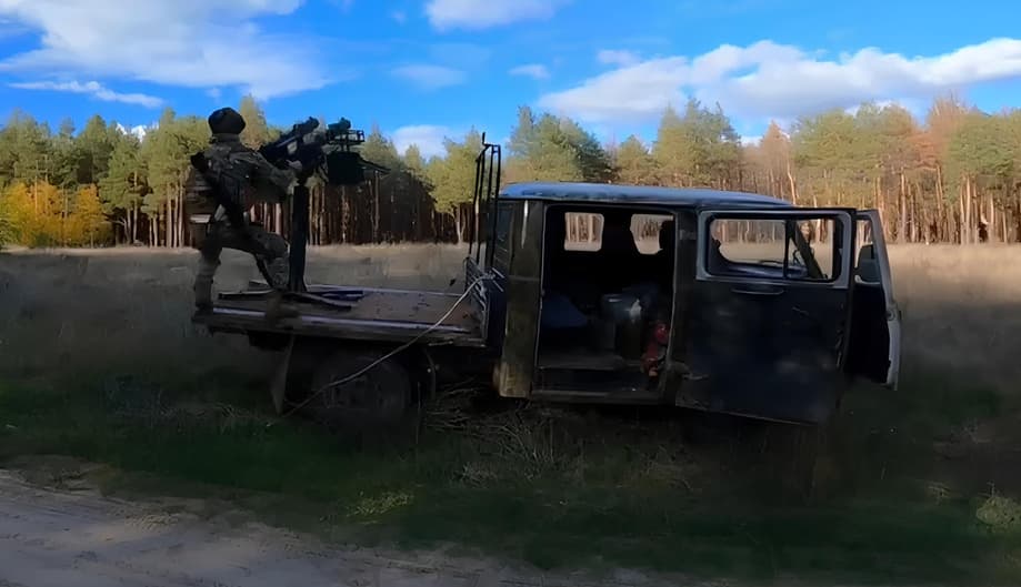 Ametralladora Maxim en la parte trasera de un UAZ "Farmer"