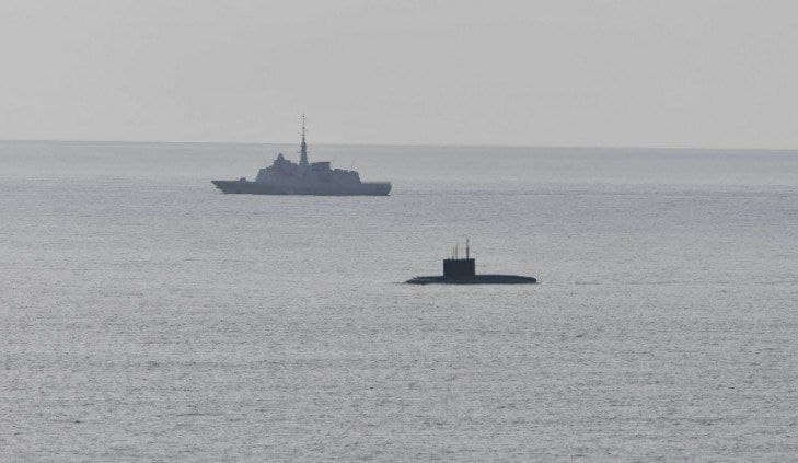 Подлодка&nbsp;«Новороссийск» проекта 636.3 в сопровождении буксира «Яков Гребельский» у берега Франции