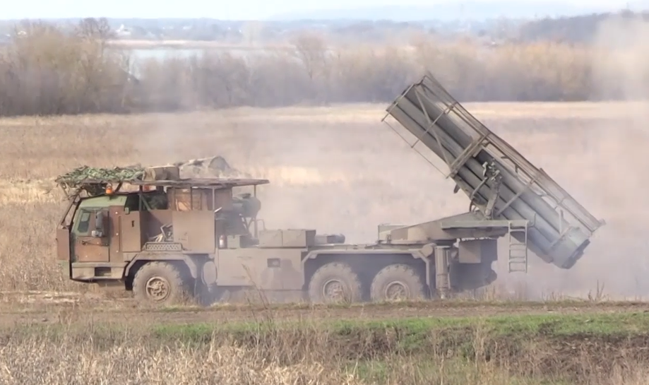 MLRS "Uragan" basado en el chasis BAZ-69092
