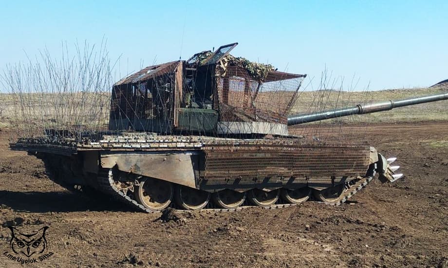 Танк Т-72Б3М с антидроновой защитой