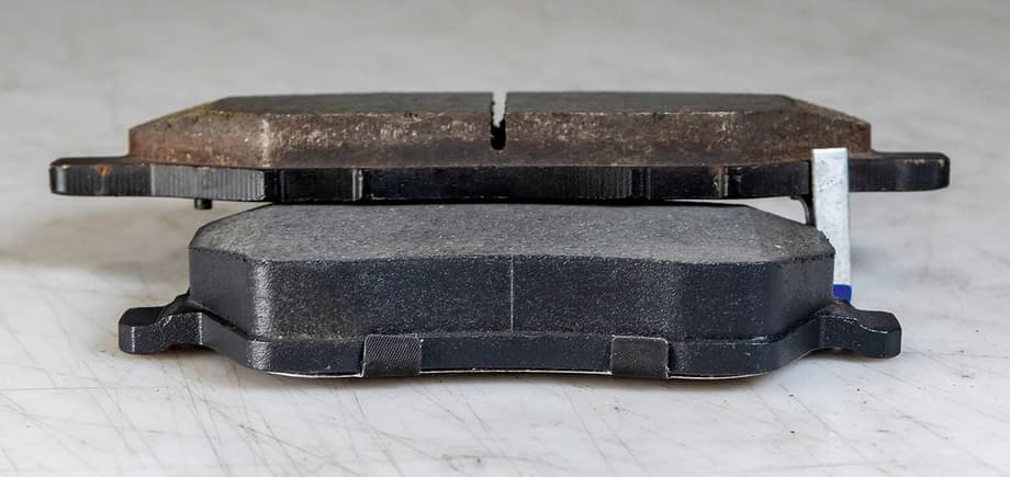 Так выглядит новая тормозная колодка (сверху) против старой (снизу).