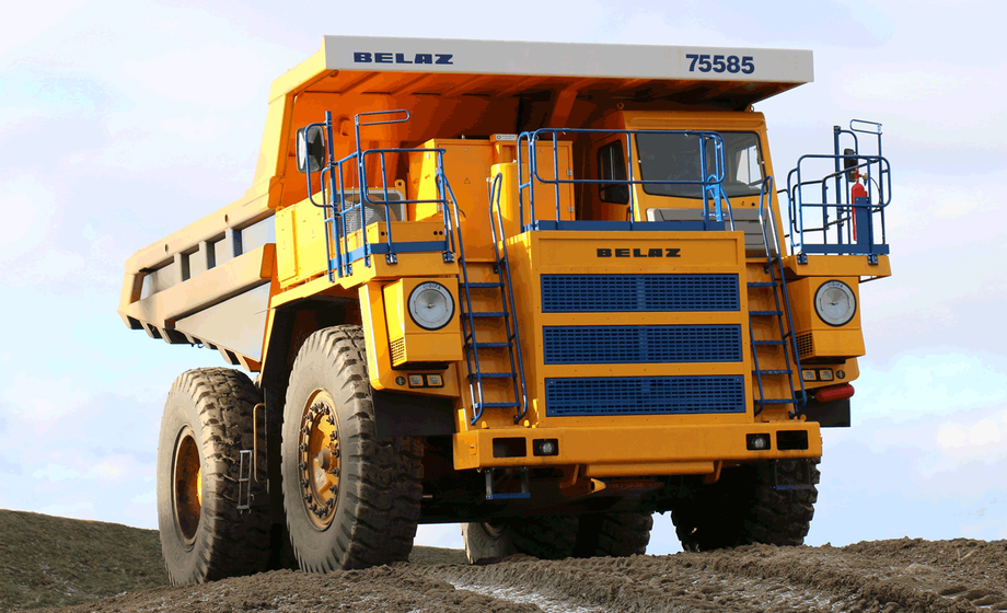 Camión minero BelAZ serie 7558 con una capacidad de carga de 90 toneladas