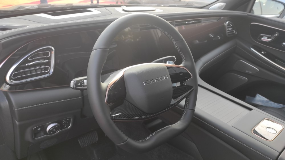 Тройной дисплей в обновленном&nbsp;Exeed VX