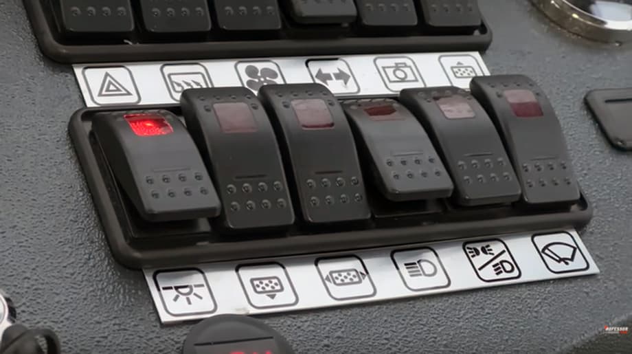 Панель управления простая: автономная система, рация, камера заднего вида, переключатели параметров...<br>