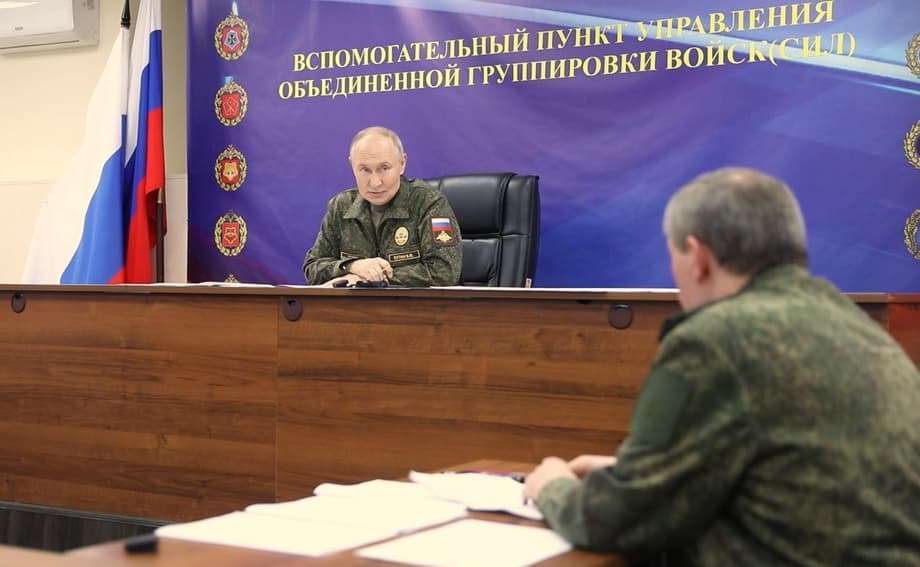 Putin durante una visita al puesto de mando de la Agrupación Conjunta de Tropas, donde se le informó sobre las pruebas del «Burevestnik», octubre de 2025