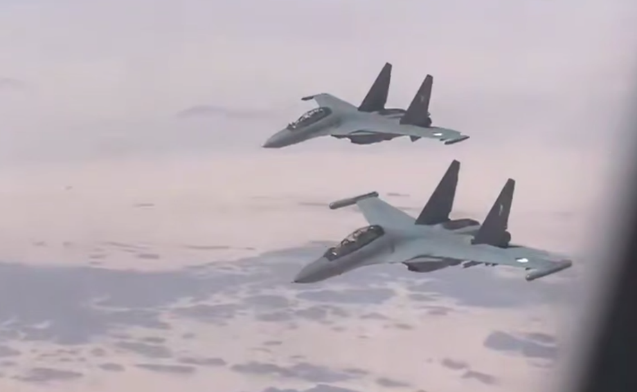 Su-30MKA de la Fuerza Aérea de Argelia escoltando el avión del Papa