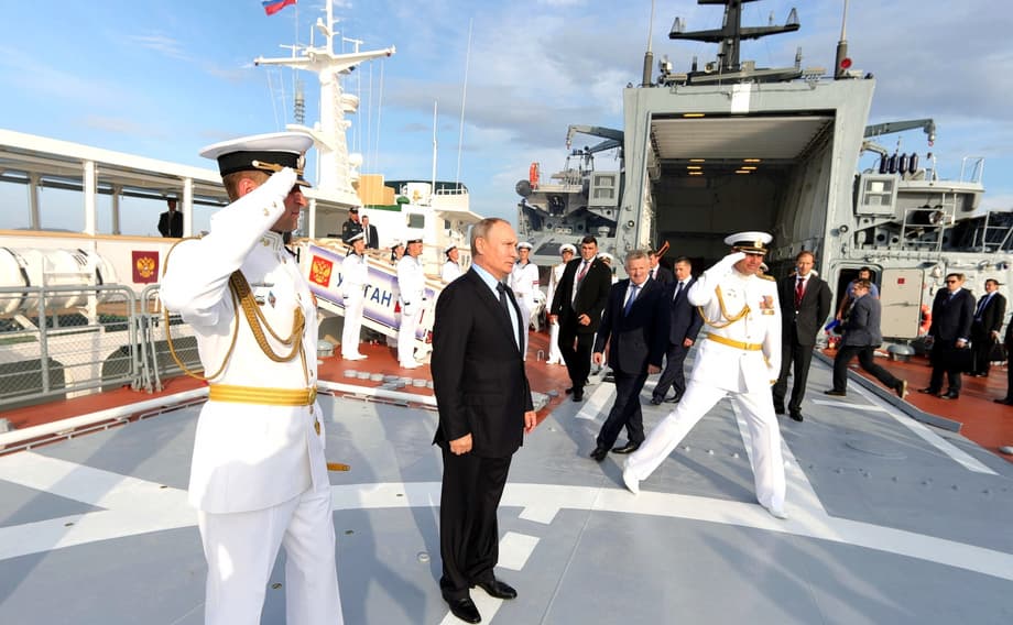 В. Путин во время осмотра корвета проекта 20380 «Совершенный»