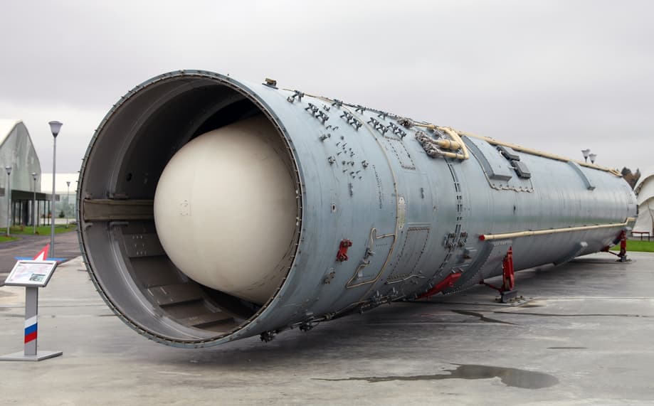 ICBM UR-100N en el contenedor de transporte y lanzamiento 15Ya54