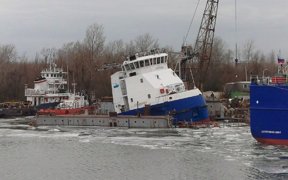 Затопленный плавучий док «Плавдок-08» вместе с буксиром-толкачом «Стальной» 