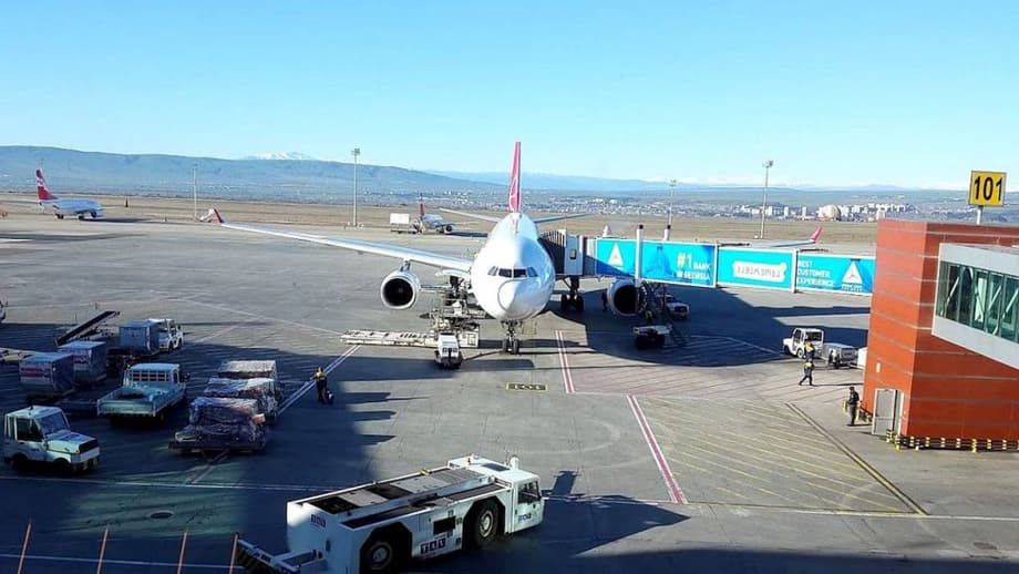 Аэропорт Тбилиси, вид на взлетно-посадочную полосу из терминала<br>