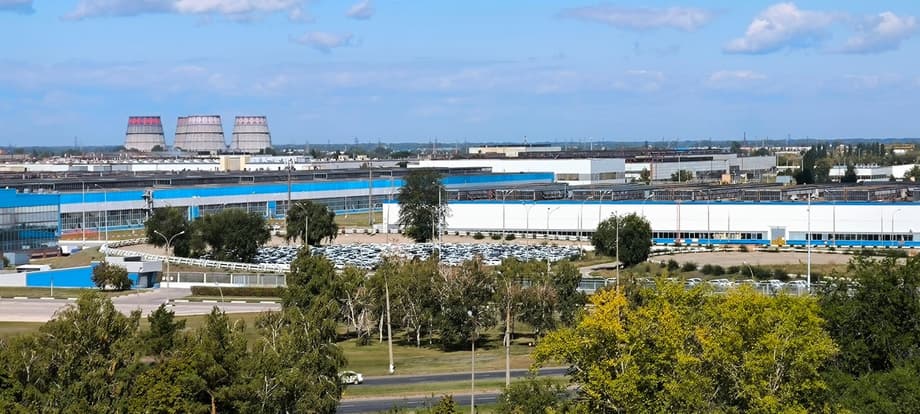 Площадка завода в Тольятти, заполненная автомобилями<br>