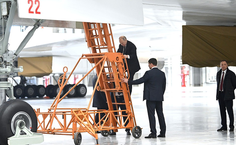 В ходе инспекции президент поднялся на борт и даже посидел за штурвалом модернизированного ракетоносца