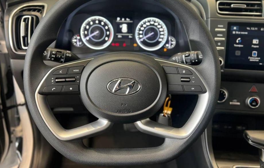Рулевое колеса с фирменным значком Hyundai