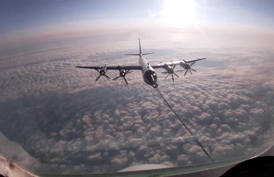 Tu-142 reabasteciendo combustible en el aire