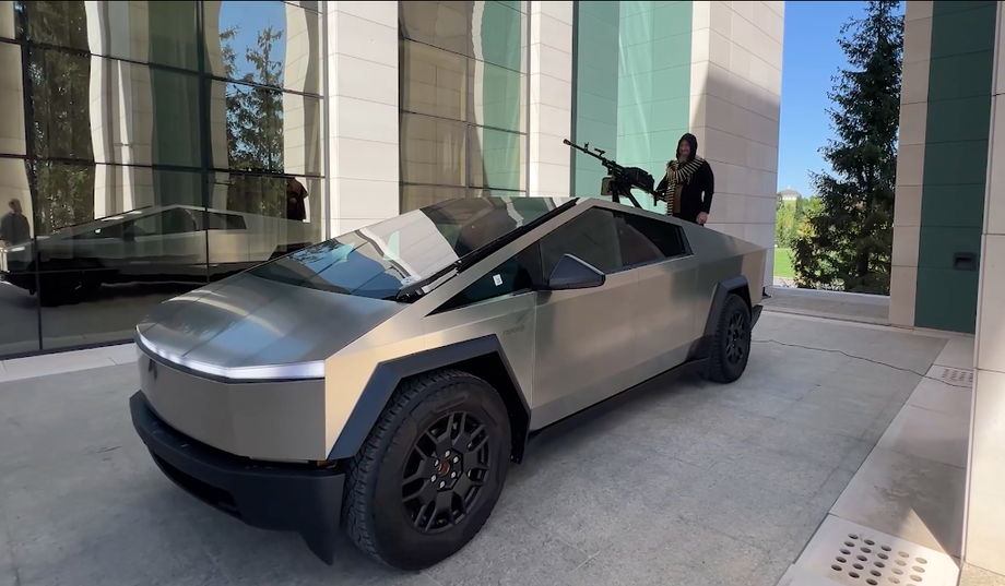 Tesla Cybertruck с пулемётом&nbsp;