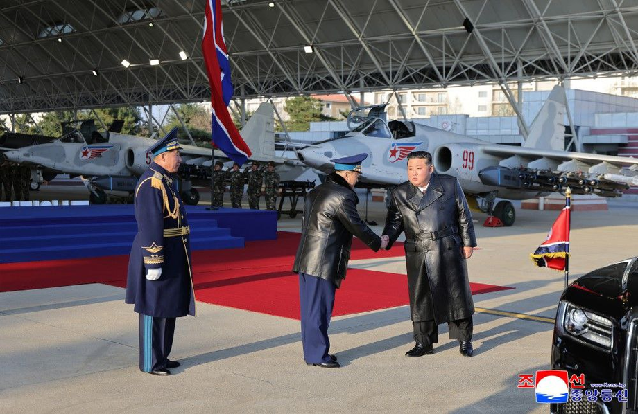 На заднем плане штурмовики Су-25