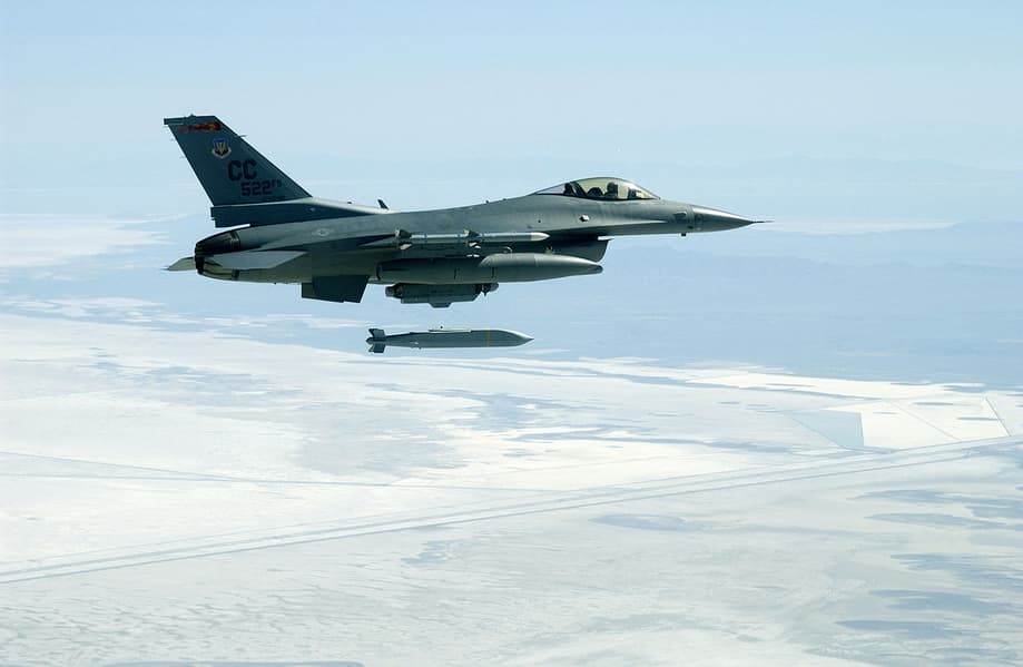 F-16 releases a JSOW guided bomb