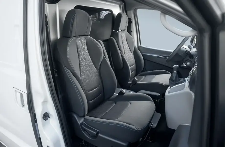 Interior de la version de carga del Sollers SF1
