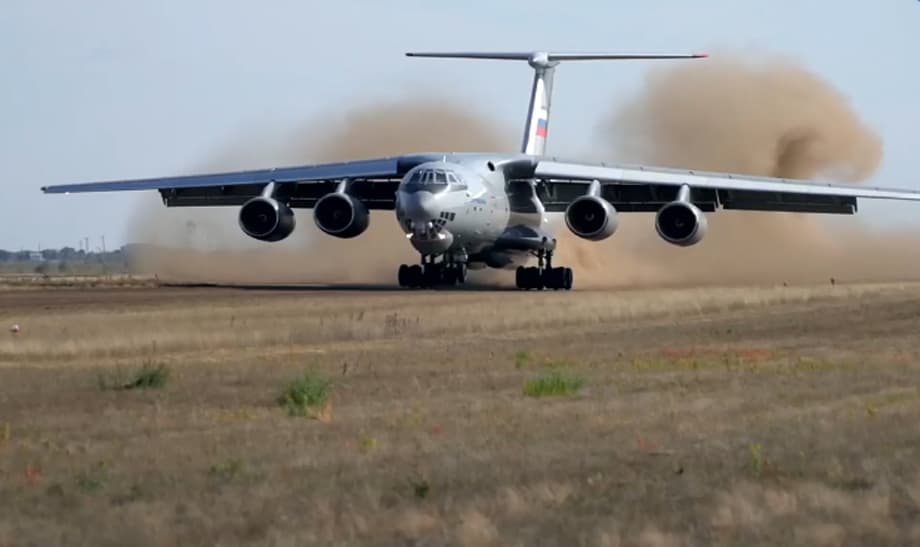 El prototipo Il-76MD-90A despegó y aterrizó por primera vez en una pista de aterrizaje de tierra.<br>