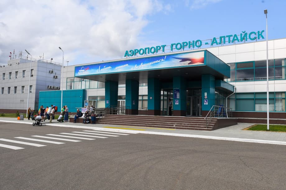 Entrada principal al aeropuerto de Gorno-Altaisk, el puerto aéreo se prepara para su reparación