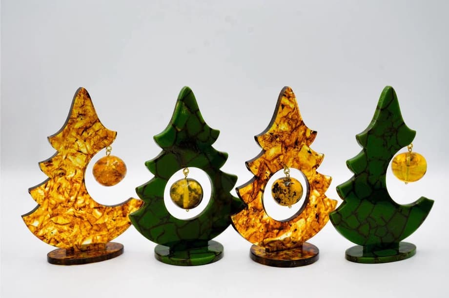 La serie incluye varios tipos de abetos, dragones y un Papá Noel de ámbar<br>