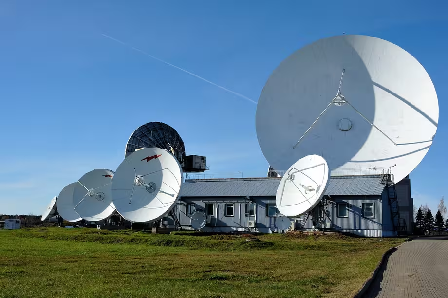 Antennas for receiving satellite signals
