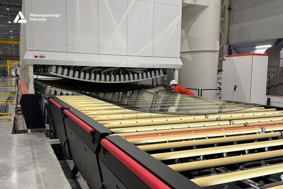 Production of extra-large curved glass units with a length of 12 meters