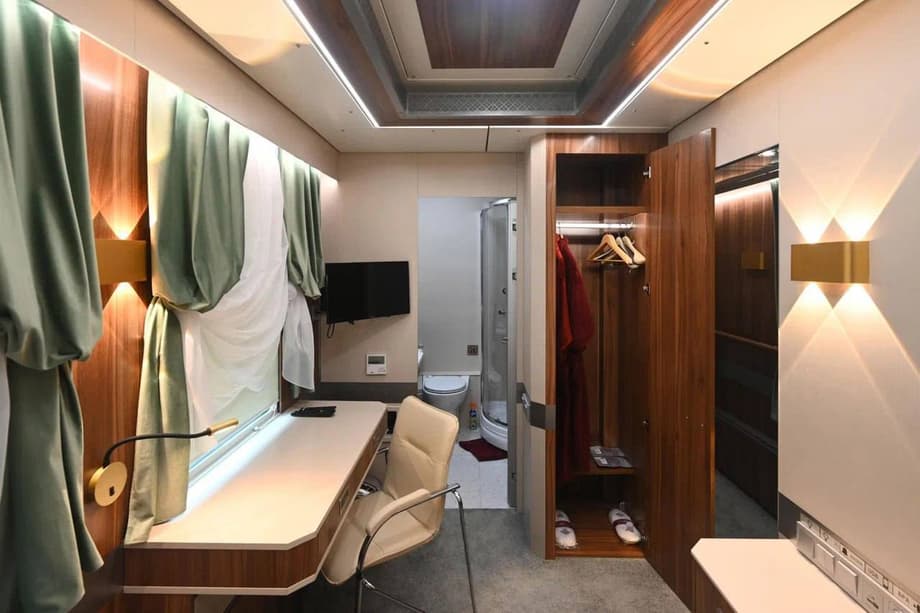 The "Grand de Luxe" carriage inside