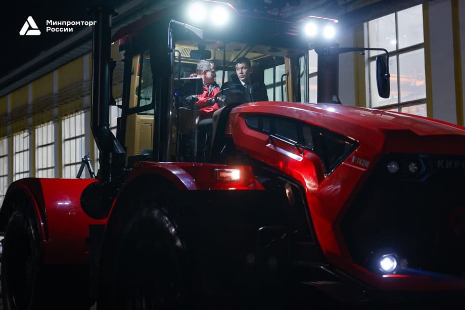 El ministro Antón Alikhanov en la cabina del tractor "Kírovets"