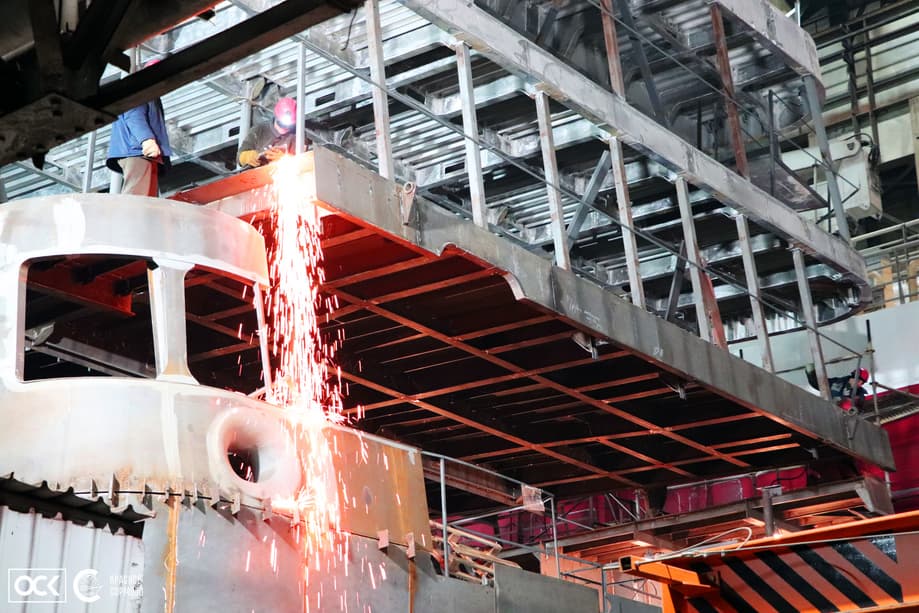 Instalación de la popa en el crucero en construcción "Nikolái Zharkov" del proyecto 00840 