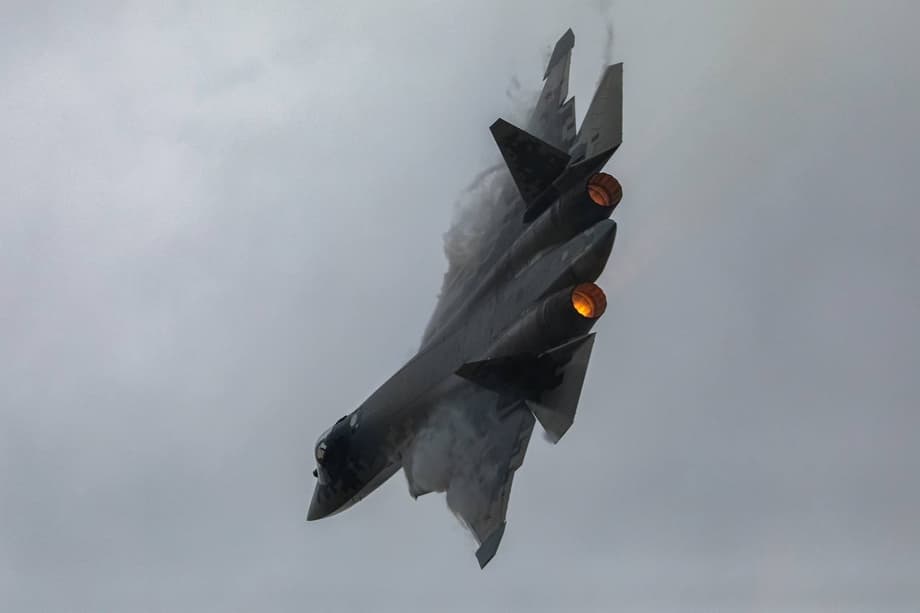Un piloto de Su-57 realiza acrobacias aéreas