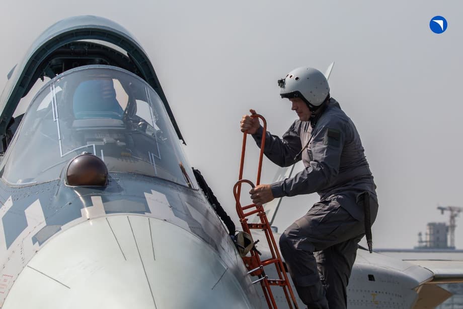 El piloto de pruebas Serguéi Bogdan sube a bordo del Su-57