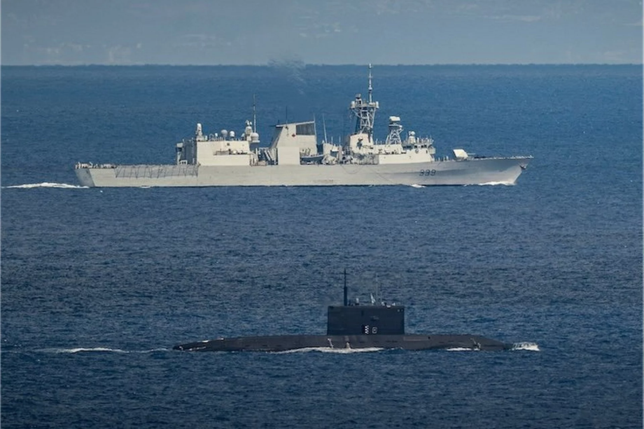 Fragata HMCS Charlottetown de la clase Halifax de la Real Armada Canadiense y, presumiblemente, un submarino ruso