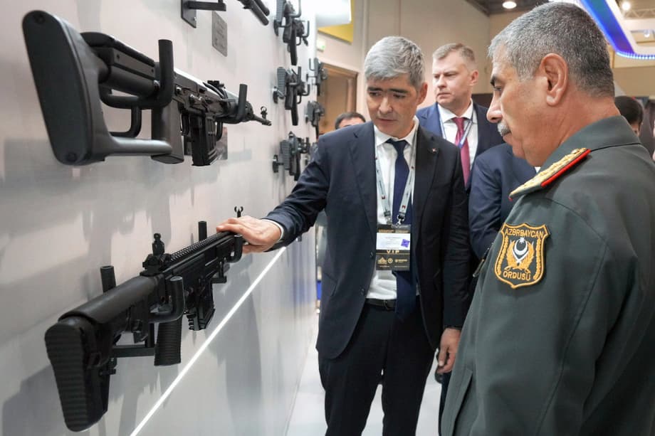 Министр обороны Азербайджана генерал-полковник Закир Аскер оглы Гасанов осматривает стенд концерна