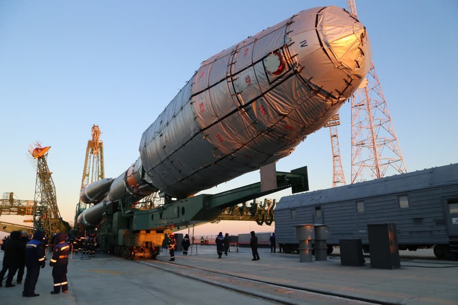 El transporte del "Soyuz-2.1b", "Fregat" y "Ártica-M" a través de los rieles internos fue acompañado por especialistas e invitados del cosmódromo