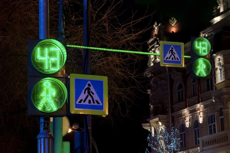 Será más fácil garantizar la seguridad vial: si no se ve el semáforo, el repetidor de señal seguramente se notará. Además, el duplicador no es susceptible a falsas activaciones: cuando dos señales se encienden a la vez en el semáforo, o alguna no se enciende en absoluto, funcionará correctamente<br>