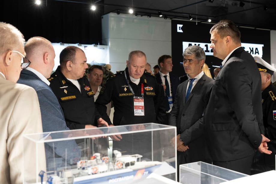 Alan Lushnikov shows models of BK boats to the Commander-in-Chief of the Russian Navy, Alexander Moiseev