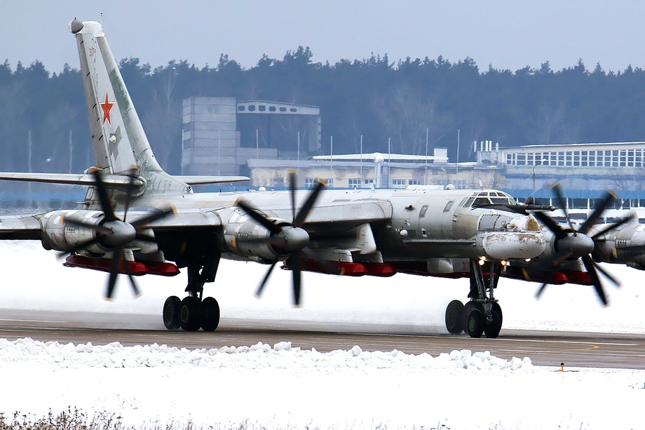 X-101 bajo el ala del Tu-95MSM